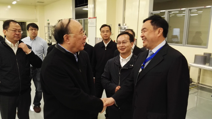 2重慶市市長(zhǎng)黃奇帆與趙振元同志親切交談，中立者為重慶超硅總經(jīng)理長(zhǎng)陳猛.jpg