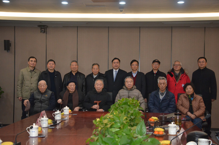 6-趙振元與老領(lǐng)導(dǎo)、大師親切合影留念.JPG