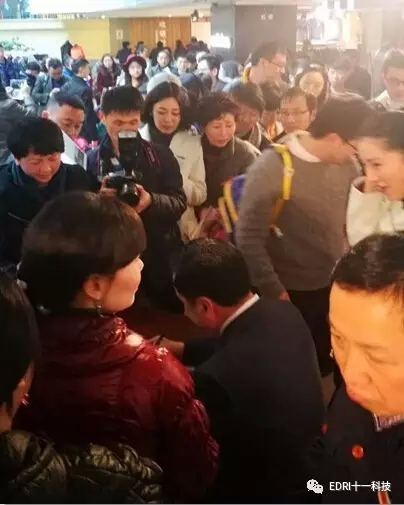 15-讀者排隊(duì)等候簽名，把趙振元圍得水泄不通.webp.jpg