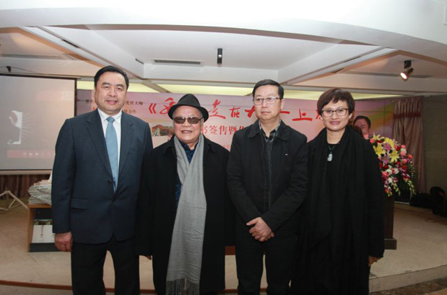 16-趙振元和四川人民出版社社長(zhǎng)黃立新、中外散文詩(shī)學(xué)會(huì)主席、著名作家海夢(mèng)親切合影.jpg