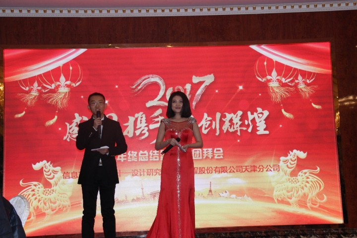 6-主持人與臺(tái)下觀(guān)眾互動(dòng)，氣氛活躍.jpg