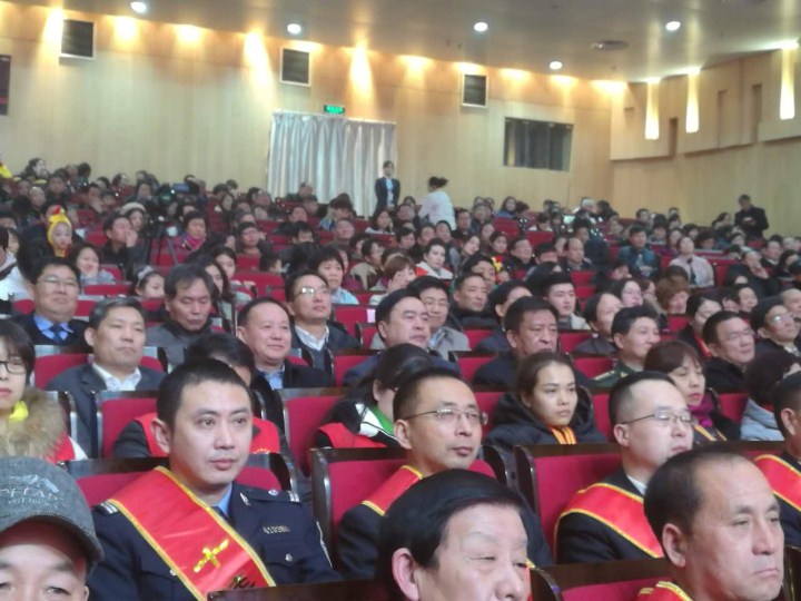 2-趙振元同志與袁三軍市委書記、市人大主任李明楨、市政協(xié)主席談得勝、駐鞏義部隊首長等一起觀看晚會.jpg