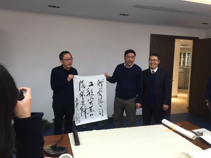 5-趙振元同志與愛德公司總經(jīng)理鄒克，首席顧問崔永祥親切合影.jpg