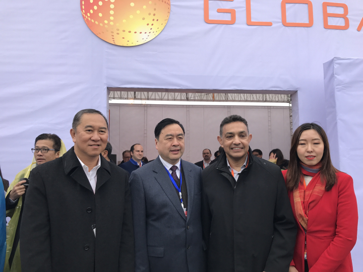 3-趙振元與格羅方德全球首席執(zhí)行官桑杰.賈（右二）、副總裁洪啟財(cái)（左一）等親切合影.jpg