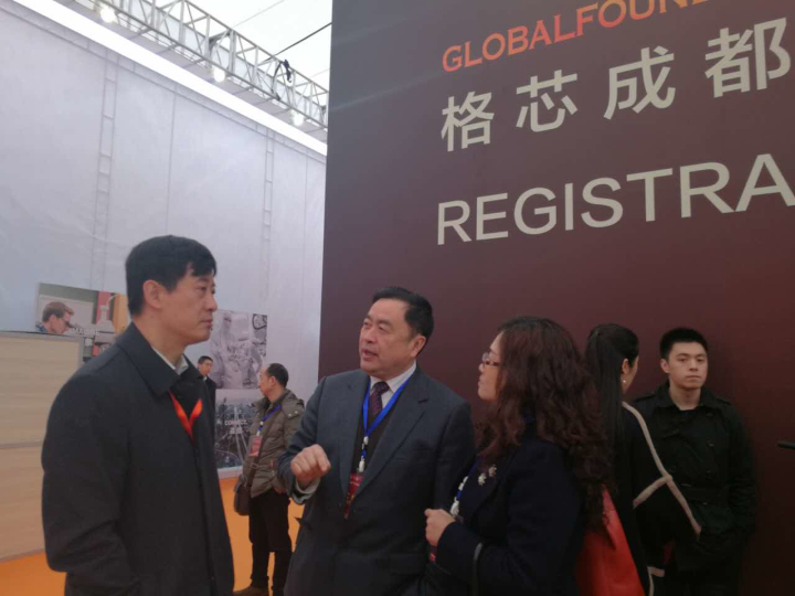 7-趙振元、姚虹副院長(zhǎng)與高新區(qū)管委會(huì)副主任楊東熱情交談.jpg