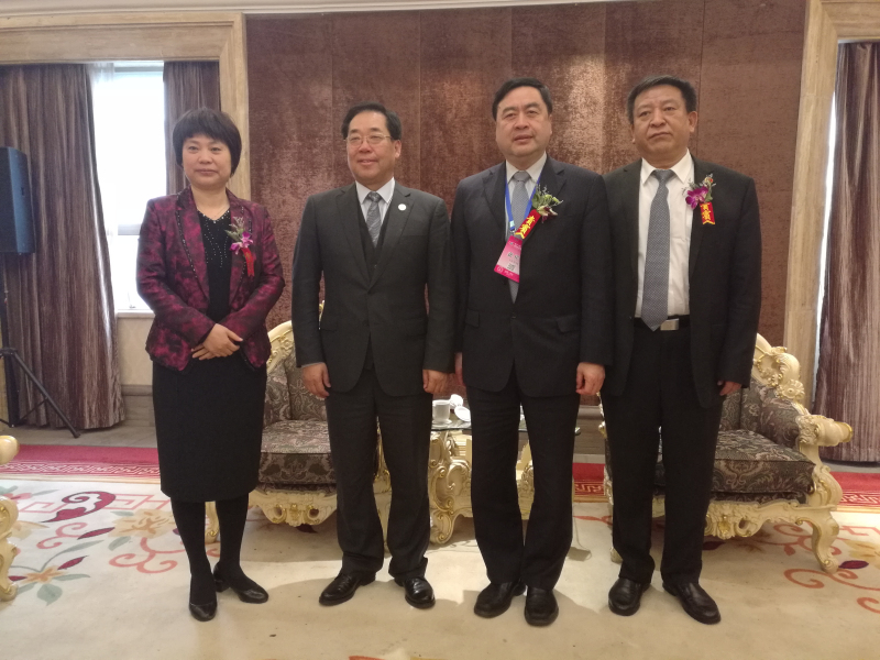 9-趙振元與袁三軍（右一）、孫淑芳（左一）、李中航（左二）親切合影.jpg