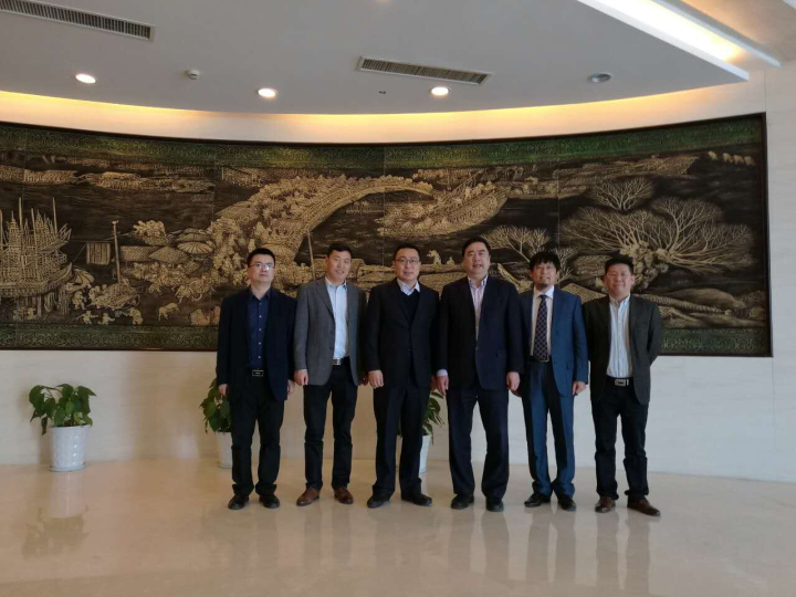 9-趙振元、周安舉、賀奎田、郭明偉與與中天集團(tuán)總裁薛馳、中天科技新能源產(chǎn)業(yè)鏈總經(jīng)理曹紅彬親切合影.jpg