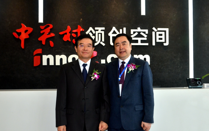 22-趙振元同志與成都市政協(xié)副主席、黨組副書記郝康理親切合影.jpg