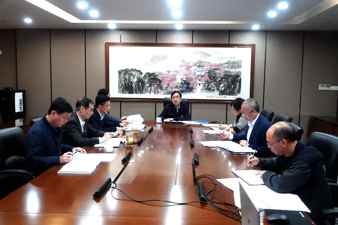 趙振元在黨委中心組學(xué)習(xí)二十大報告會上提出三個工作要點(diǎn)：第一堅持十年來的正確路線；第二開啟新的一百年征程；第三堅持電子和新能源領(lǐng)域外開辟更多新的賽道_副本.png